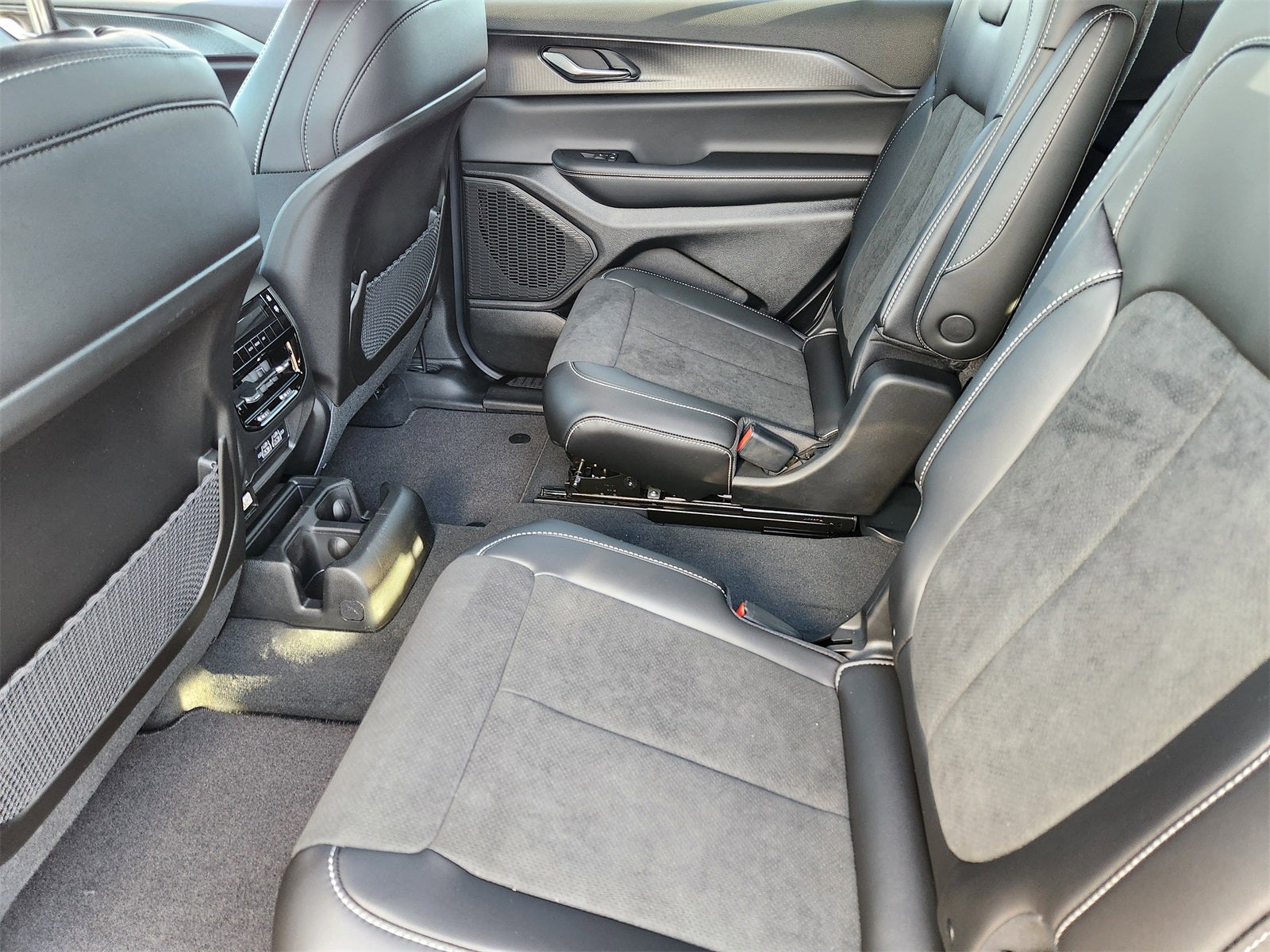 2025 Jeep Grand Cherokee GRAND CHEROKEE L ALTITUDE 4X2