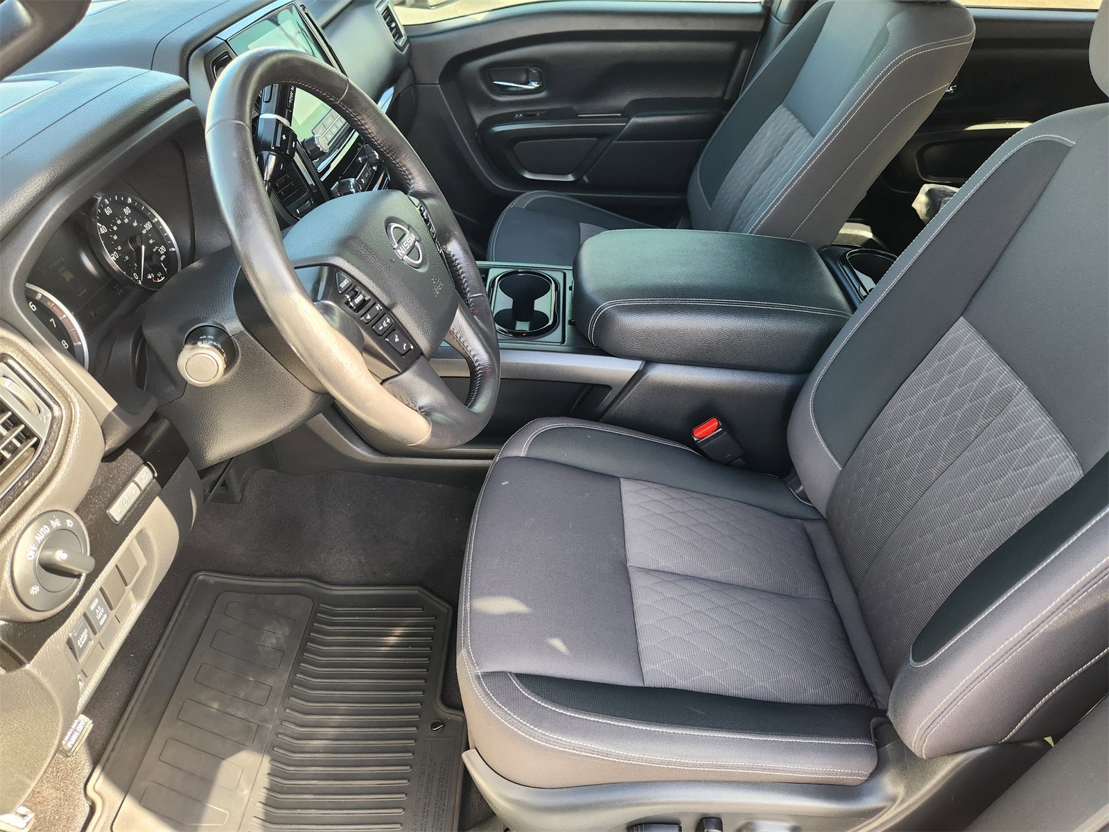 2023 Nissan Titan SV