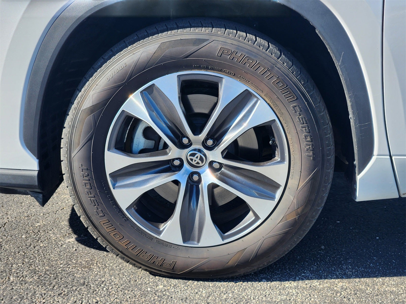 2024 Toyota Highlander LE